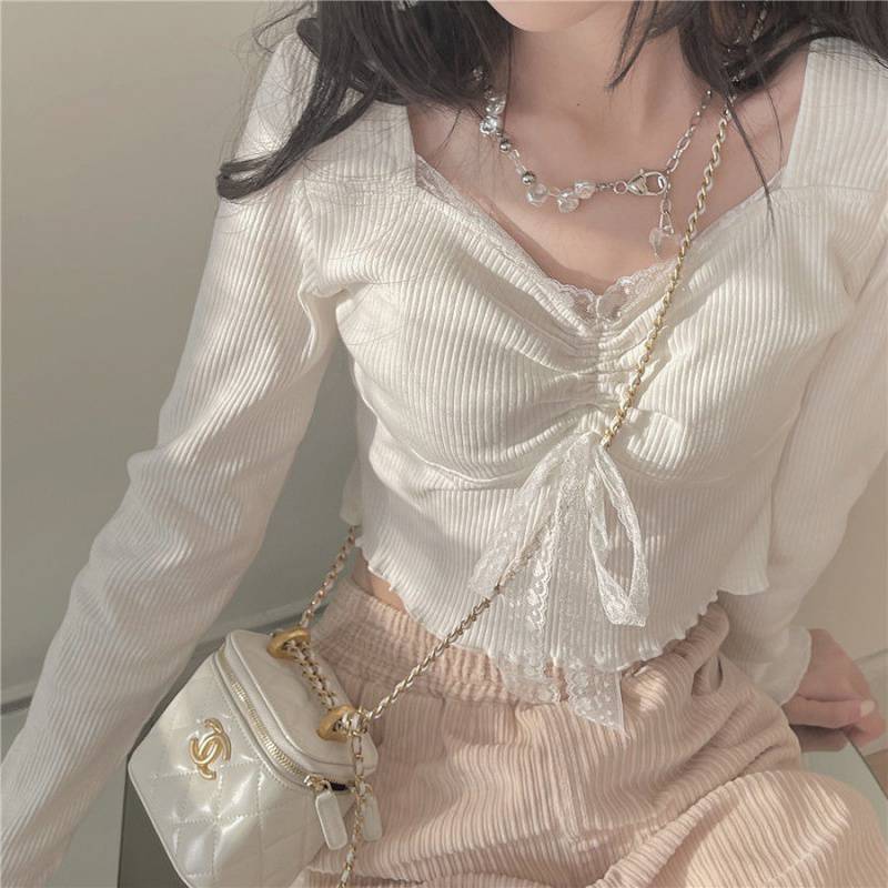 4bd41e15-5cf2-4a67-ad99-bc97dccd6c89.jpg A Woman Wearing A Sweater With A Base Top - Image 4